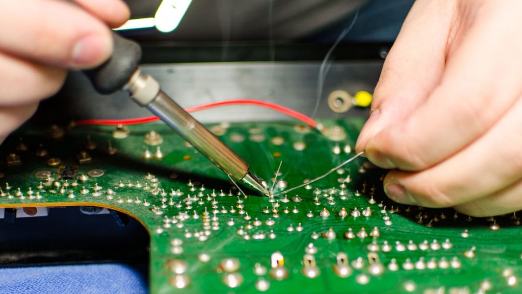 چگونه قطعات را به برد PCB متصل می کنید؟